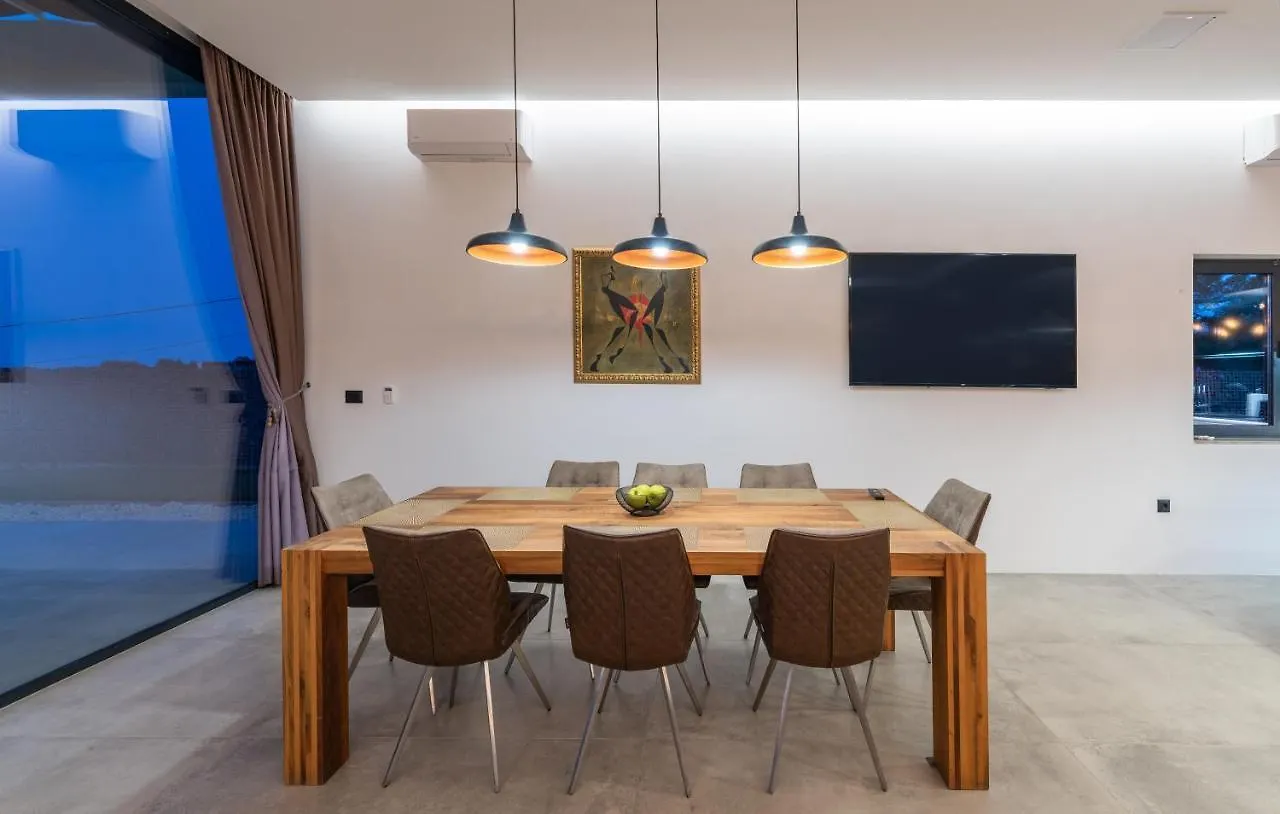 Amazing Villa In Linjan With Wifi And 4 Bedrooms Ližnjan كرواتيا