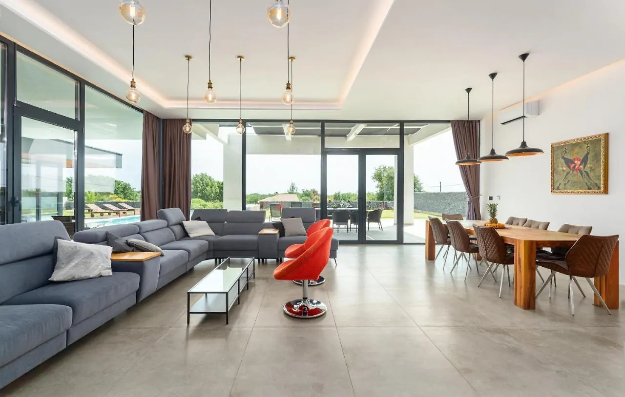 Amazing Villa In Linjan With Wifi And 4 Bedrooms Liznjan Croatia