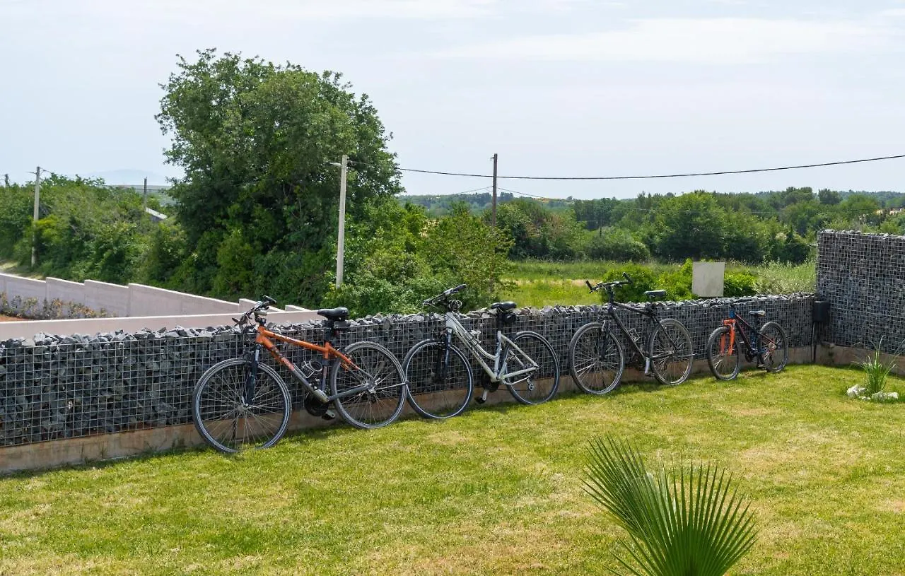 Amazing Villa In Linjan With Wifi And 4 Bedrooms Liznjan