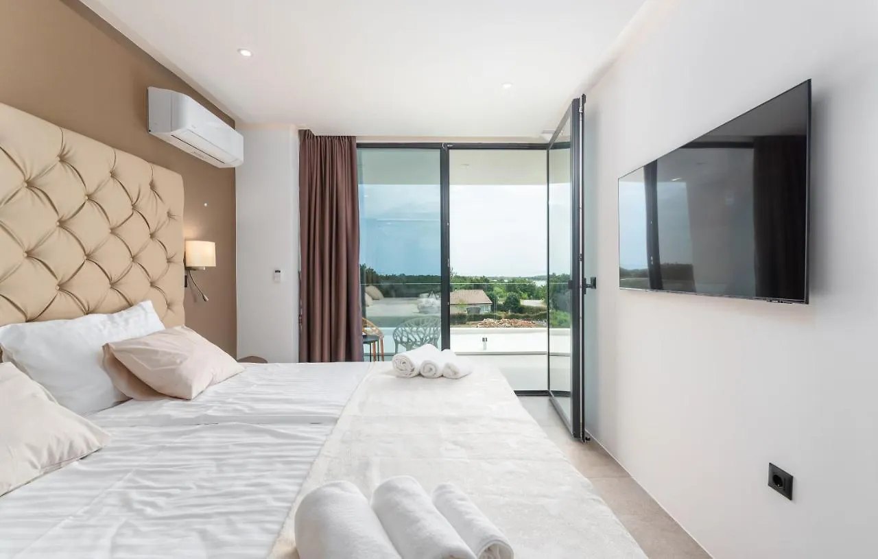 Amazing Villa In Linjan With Wifi And 4 Bedrooms Liznjan Croatia