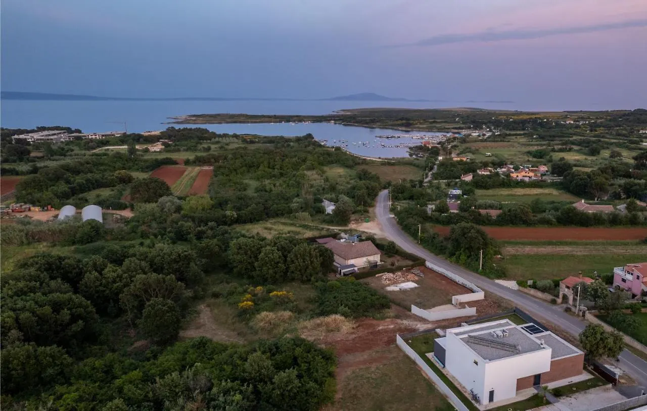 Amazing Villa In Linjan With Wifi And 4 Bedrooms Liznjan