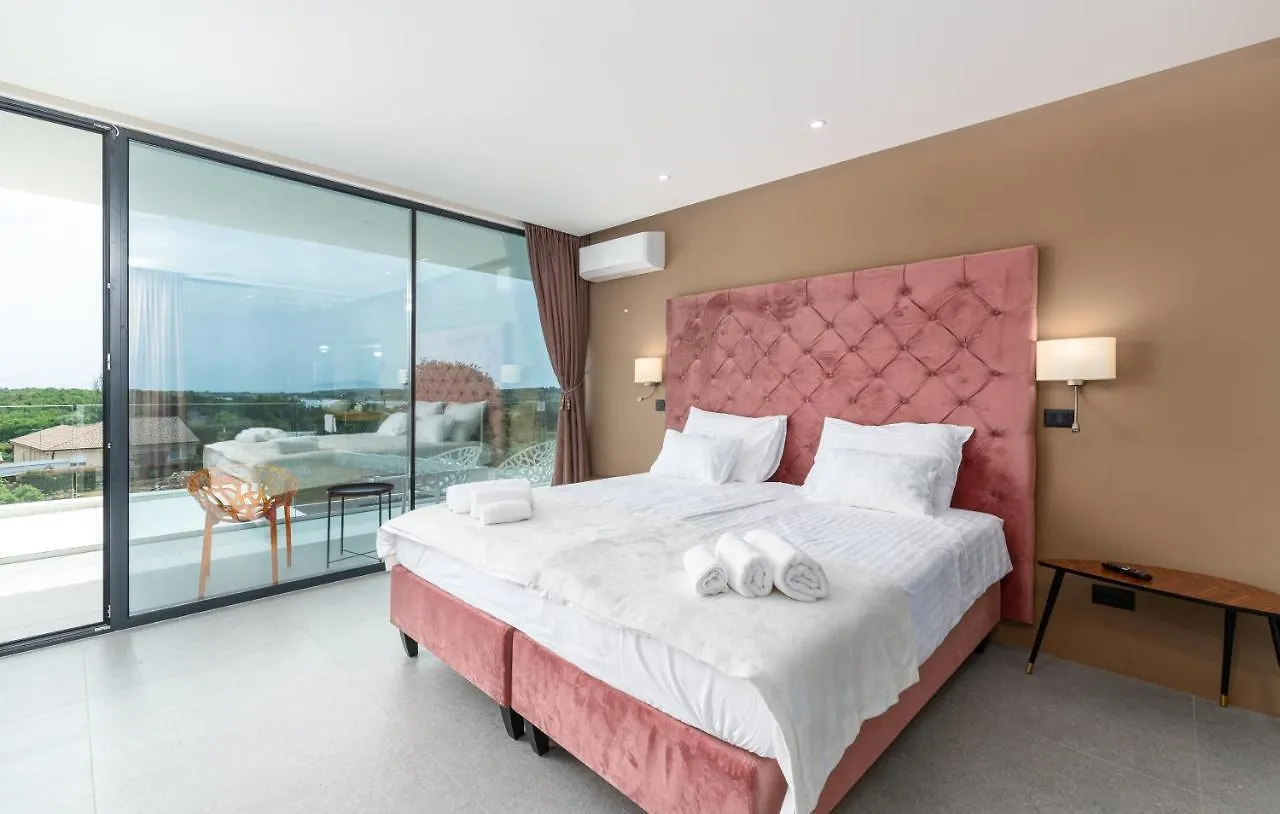 Amazing Villa In Linjan With Wifi And 4 Bedrooms Ližnjan