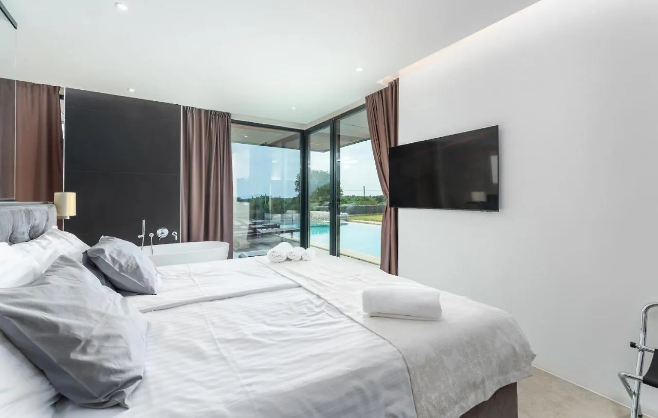 Amazing Villa In Linjan With Wifi And 4 Bedrooms Liznjan Croatia
